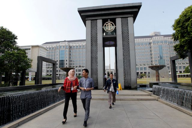 CENTRAL BANK. Employees of Bank Indonesia walk outside the bank's building in Jakarta, Indonesia. File photo by EPA 