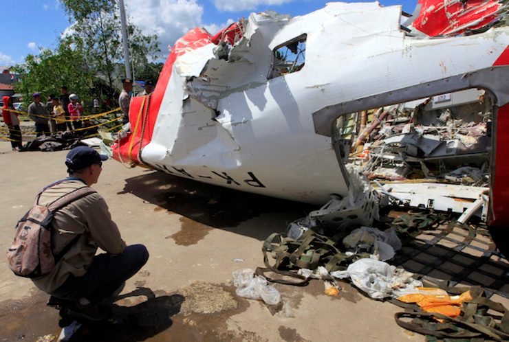 RECOVERED. A foreign investigator inspects debris from the AirAsia QZ8501 aircraft tail during the recovery mission at Panglima Utar Kumai Harbour in Kumai, Central Kalimantan, on January 12, 2015. Photo by Bagus Indahono/EPA
