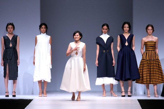 Desainer Peggy Hartanto menampilkan koleksinya yang terinspirasi oleh lukisan Lili Elbe karya Gelda Wegener di ajang 'Jakarta Fashion Week 2017'. Foto oleh Jakarta Fashion Week 2017. 