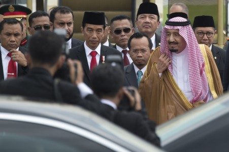 Raja Salman bin Abdulaziz Al-Saud dari Arab Saudi (tengah) tiba di Bandara Halim Perdanakusuma, Jakarta, Rabu (1/3). Foto oleh Rosa Panggabean/ANTARA 