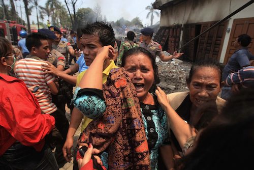 Keluarga korban yang kejatuhan pesawat Hercules di Medan, Sumatera Utara, pada 1 Juli 2015. Foto oleh Dedi Sahputra/EPA 