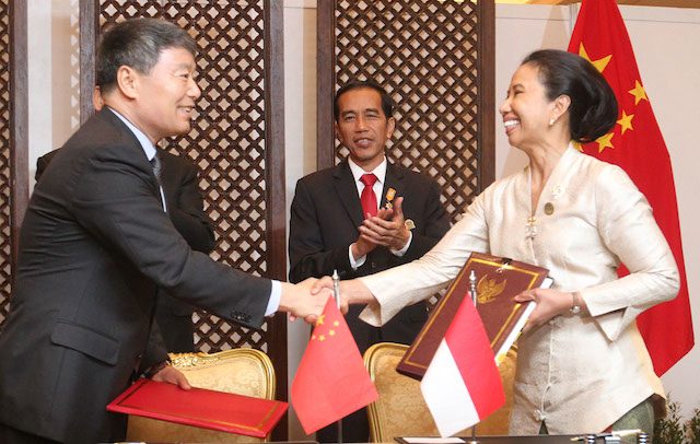 Menteri BUMN Rini Soemarno didampingi Presiden Jokowi tandatangani perjanjian kerjasama dengan Tiongkok. Foto oleh Gatta Dewabrata/Rappler 