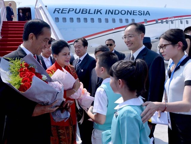 TIBA DI TIONGKOK. Presiden Joko "Jokowi" Widodo tiba di Bandara Internasional Xiaoshan Hangzhou, Tiongkok pada pukul 12:15 WIB. Foto dari akun @setkabgoid 