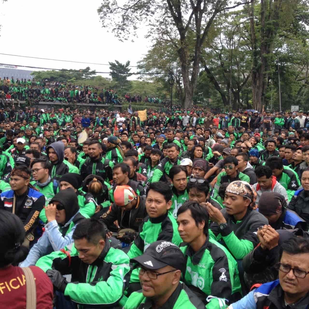 Ribuan sopir transportasi online berunjuk rasa di Bandung