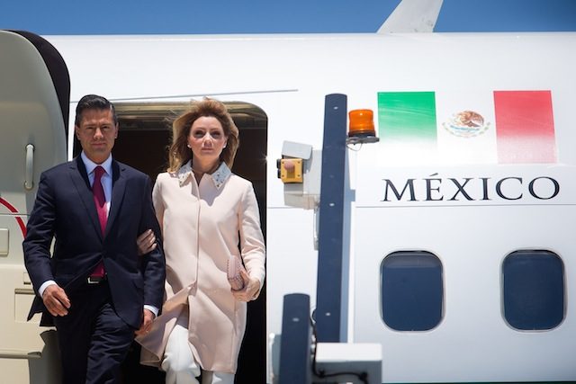 POWER COUPLE. A handout photo released by G20 Australia shows Mexico's President Enrique Peña Nieto (L) and First Lady Angelica Rivera Hurtado arrive at the G20 Terminal of the airport in Brisbane, Australia, 14 November 2014. 