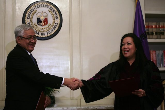 TRUCE? Chief Justice Maria Lourdes Sereno administers the oath of newly appointed Associate Justice and former Solicitor General Francis Jardeleza at the Supreme Court on August 20. Photo by Jose Del/Rappler