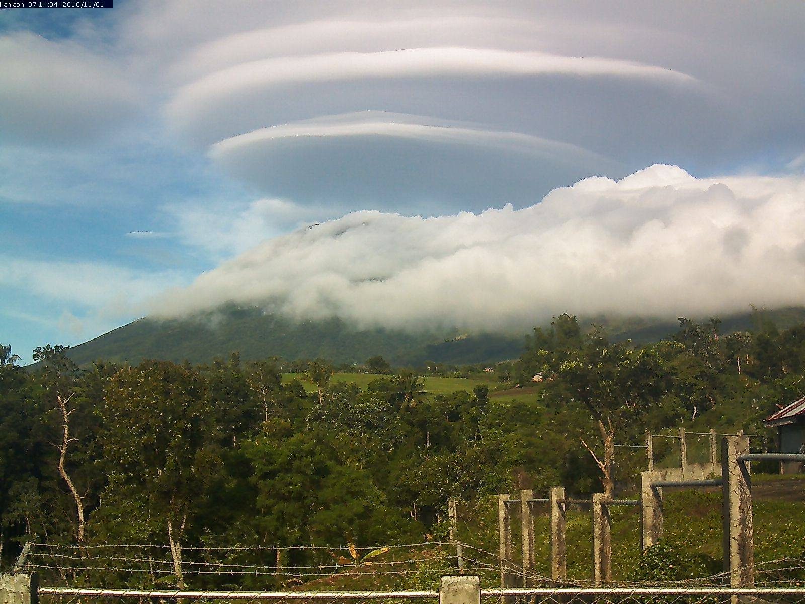 VIRAL: Lens-shaped clouds over Kanlaon Volcano amaze netizens