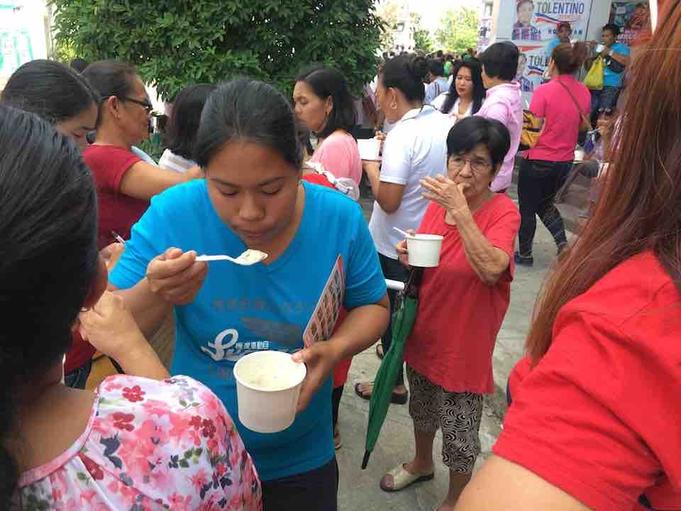 FREE LUGAW. PDP-LABAN gives free rice porridge soup to attendees of the campaign rally in Biñan City, Laguna. Rappler photo    