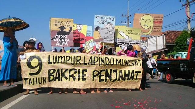 Bunyi protes warga korban Lapindo yg menuntut pelunasan ganti rugi. Foto oleh Agung Iskandar/Rappler 
