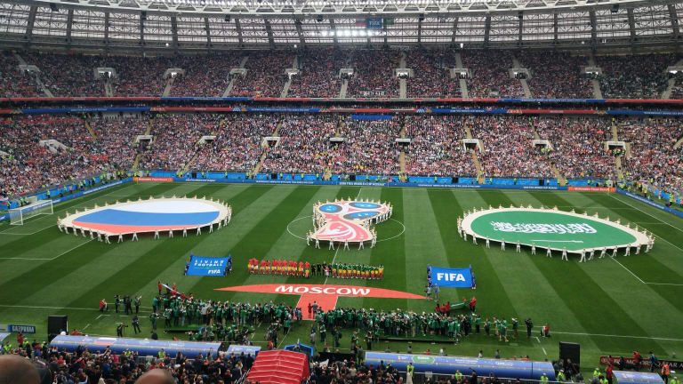 PERDANA. Detik-detik jelang pertandingan perdana Rusia vs Saudi Arabia. Sebelumnya, Presiden Rusia Vladimir Putin memberikan kata sambutan pembukaan. Foto dari LIVE BLOG FIFA.com 