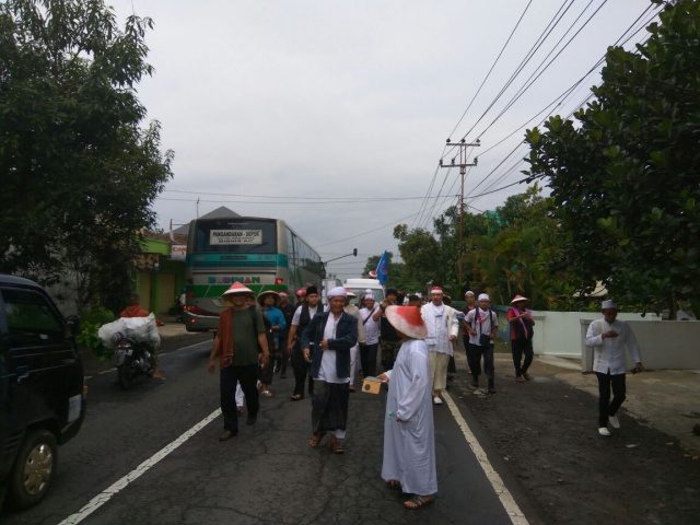 Massa 212 Ciamis memilih jalan kaki menuju Jakarta karena ditolak PO Bus
