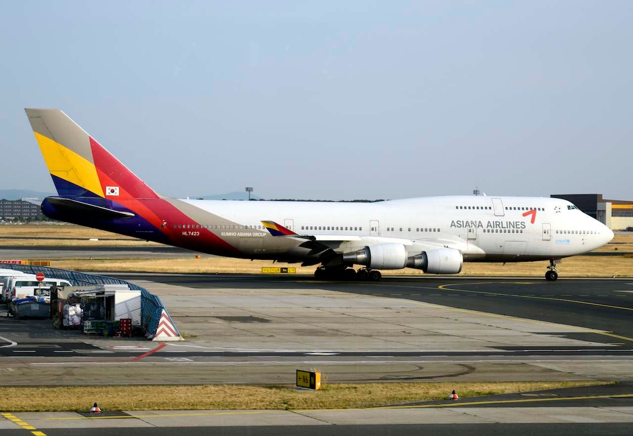 More than 20 injured as Asiana flight overruns Japan runway