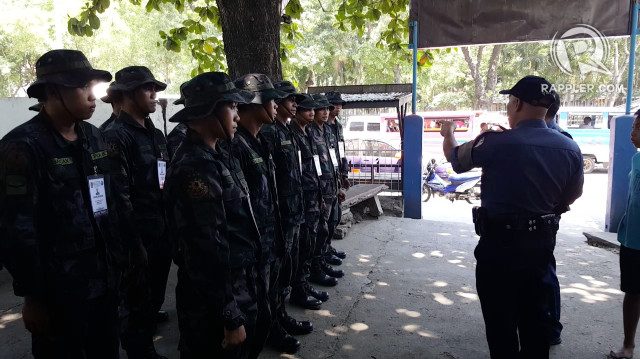 NEW RECRUITS. Officers-in-training get briefed by police officers of the San Pedro police station in Davao City. Photo by Pia Ranada/Rappler 