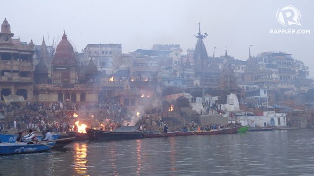 KREMASI. Prosesi kremasi adalah tradisi lokal warga pada jenazah orang terdekat mereka. Abu jeanzah lantas disebar di Sungai Ganga. 
