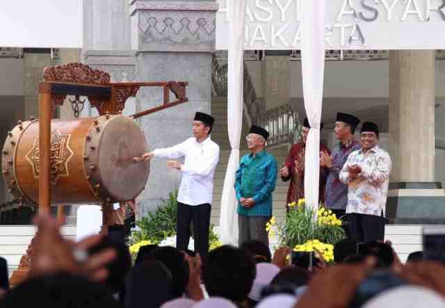 MERESMIKAN. Presiden Joko "Jokowi" Widodo memukul bedug di Masjid KH Hasyim Asari sebagai bentuk peresmian masjid itu secara resmi pada Sabtu, 15 April. Foto: situs Sekretariat Kabinet 