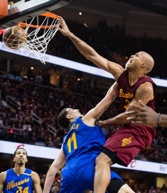 WATCH: Cavs’ Jefferson delivers posters to the Warriors for Christmas