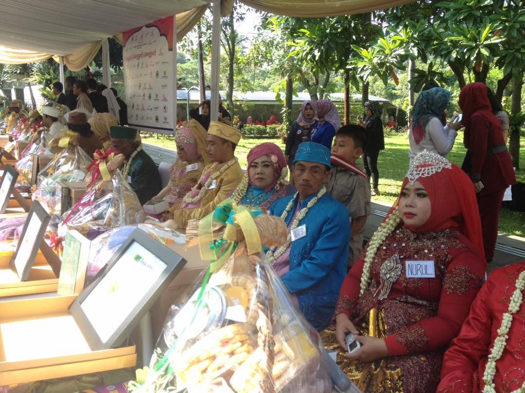 Belasan pasangan difabel menikah massal di Bandung