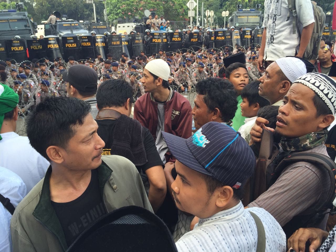 Pengunjuk rasa merapat ke Istana, Presiden Jokowi ke bandara