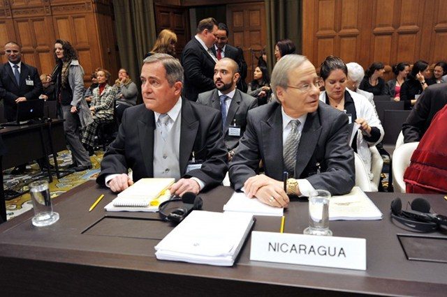 RESPECTED PRACTITIONER. Paul Reichler (right) has extensive experience in arbitration cases including Nicaragua versus Costa Rica, involving the construction of two canals near the two countries’ border. He is photographed before a 2013 hearing at the International Court of Justice in The Hague. File photo by Maude Brulard/AFP  