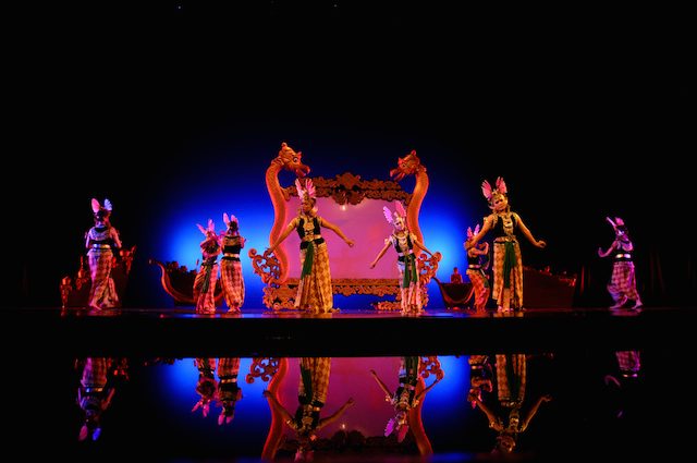 Para penari Jawa dengan latar belakang dalang yang tengah bersiap melakukan pertunjukan wayang. Foto oleh Bali Nusa Dua Theatre. 