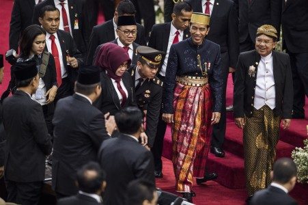 Ketika Presiden Jokowi dan Jusuf Kalla bertukar baju adat