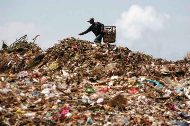 MOUNTAIN OF TRASH. Indonesian scavengers collecting recyclable plastics at Bantar Gebang garbage dump in Bekasi in March 2013. Indonesia generates an estimated 4,000 tons of plastic bag waste a day. File photo by EPA 