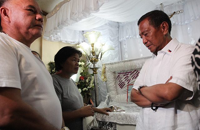 CONDOLENCES. Vice President Jejomar C. Binay condoles with Julita Laude, mother of Jennifer Laude, at Jennifer’s wake in Olongapo City. With the Vice President is Olongapo City mayor Rolen Paulino. Photo from OVP