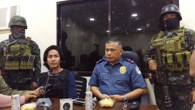 TOP DRUG SUSPECT. Chief Superintendent Renato Gumban, director of Police Regional Office-18, presents top drug suspect Ricky Serenio to media at Camp Alfredo Montelibano Sr in Bacolod City on January 9, 2017. Photo by Marchel P. Espina/Rappler 
