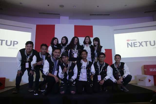 FINALIS. Dua belas finalis 'YouTube NextUp' di acara YouTube Pop-Up Space. Foto oleh YouTube Indonesia 
