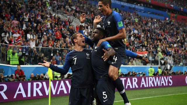 MELAJU KE FINAL. Samuel Umtiti dari Prancis merayakan golnya bersama rekan timnas Prancis dan memastikan diri melaju ke final Piala Dunia 2018. Foto dari FIFA.com  