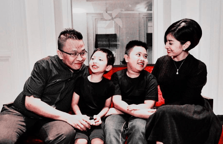 Oon 'Project Pop' bersama istrinya Dessy Rosalianita dan kedua putranya. Foto dari Instagram/@ronio2n 