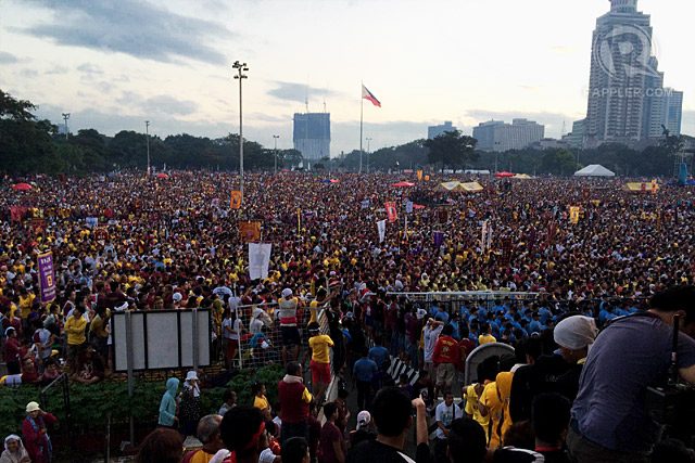 LARGER THAN LIFE: Millions of Filipinos flock to the Quirino Grandstand on January 9, 2015 for the annual 'Traslacion.' Photo by Bea Cupin/Rappler