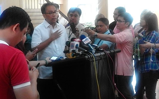 STEP DOWN. Interior Secretary Manuel Roxas II issues a statement on Mayor Junjun Binay's refusal to step down on June 30, 2015. Rappler photo 