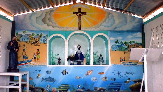 ALTAR. The rebuilt chapel's altar shows a mural by DIHON depicting the life and the biodiversity of the island. 
