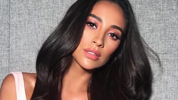 Shay Mitchell pregnant with first child