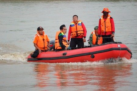 Tim SAR menyisir perairan Bengawan Solo untuk mencari korban perahu tambang yang terbalik, di kawasan Ponpes Langitan, di Kecamatan Widang, Tuban, Jawa Timur, Sabtu (8/10). Foto oleh Aguk Sudarmojo/ANTARA. 