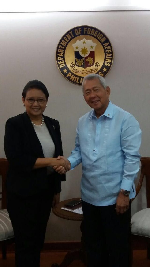 PERTEMUAN DUA MENLU. Menteri Luar Negeri Retno Marsudi bertemu dengan Menlu Filipina terpilih, Perfecto Rivas Yasay di Manila pada Jumat, 1 Juli. Foto oleh Kementerian Luar Negeri 