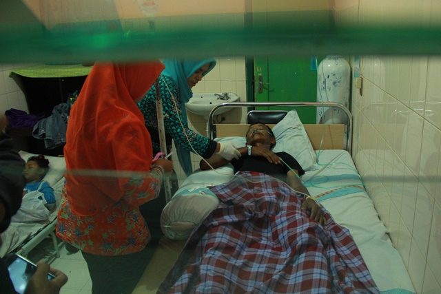 Salah satu penumpang KMP Refalia II yang berhasil diselamatkan dan kini tengah dirawat di rumah sakit. KMP Refalia II tenggelam di perairan Ketapang pada Jumat, 4 Maret. Foto oleh Budi Candra Setya/ANTARA 