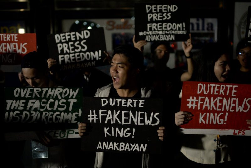 DEFEND PRESS FREEDOM. During their rally protesting the award given to Mocha Uson, UST students are also calling on the public to defend press freedom. Photo by Eloisa Lopez 