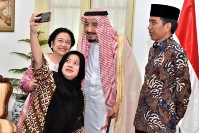 SWAFOTO. Presiden Joko Widodo (kanan), Raja Arab Saudi Salman bin Abdul Aziz Al-Saud (kedua kanan), mantan Presiden Megawati Soekarnoputri (kiri) dan Menko PMK Puan Maharani (kedua kiri) melakukan swafoto (wefie) di Istana Merdeka, Jakarta, Kamis, 2 Maret. Foto oleh Setpres/ANTARA 