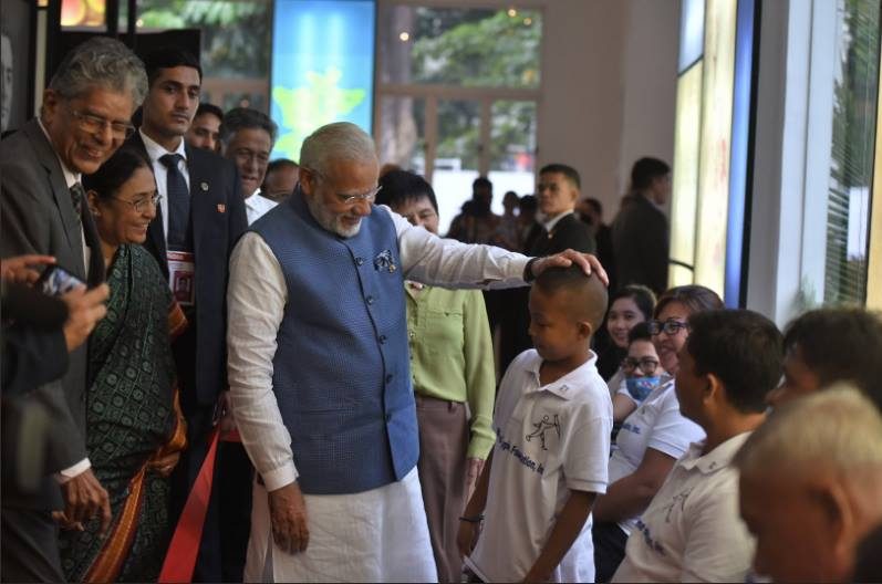India’s Modi meets young Filipino amputee who wants to be a cop