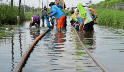 Rel terendam banjir, perjalanan kereta menuju Semarang tersendat