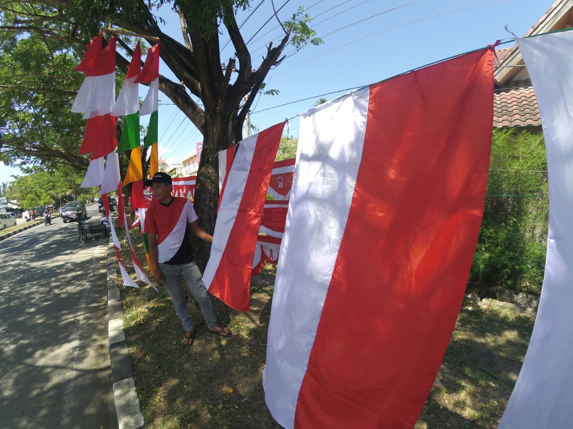 Menjelang perayaan kemerdekaan, penjualan bendera di Banda Aceh mulai menggeliat