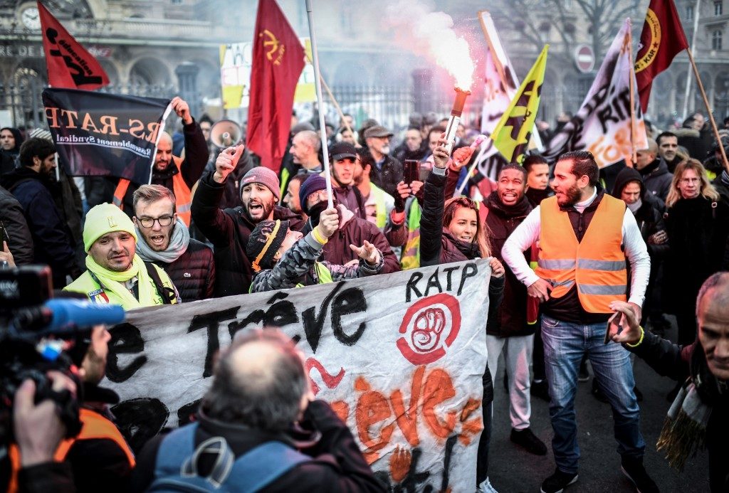 French government, unions exchange barbs in strike deadlock