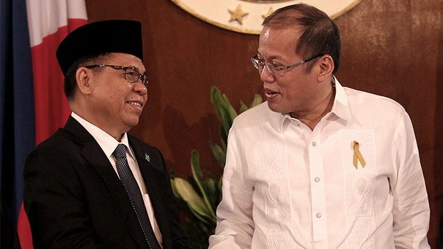 HISTORIC MEETING. President Benigno Aquino III shakes the hand of Moro Islamic Liberation Front chairperson Murad Ebrahin during the signing of the Comprehensive Agreement on the Bangsamoro in Malacañang on March 27, 2014. File photo by Malacañang Photo Bureau 
