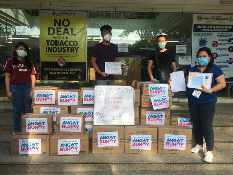 PADAYON. Medical frontline workers from the Ospital ng Muntinlupa receive Care Packages 
courtesy of the Office of Vice President and Kaya Natin! Movement Donation Drive.
Photo from the Office of the Vice President 