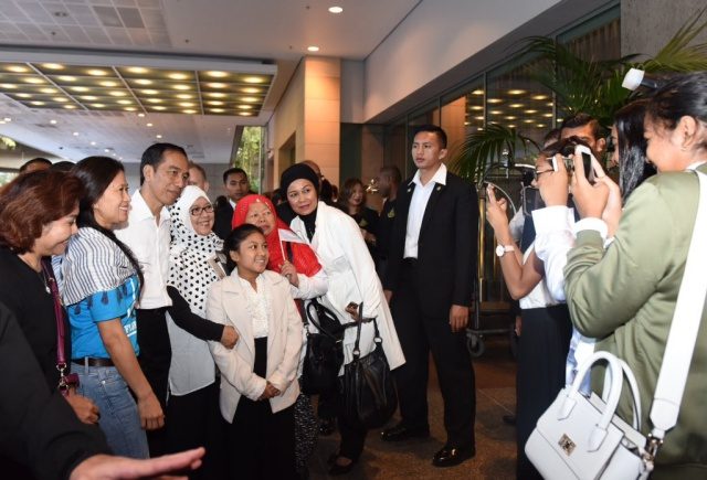 BERFOTO. WNI yang bertemu Presiden Joko "Jokowi" Widodo di lobi Hotel Shangri-La, Sydney melayani permintaan foto bersama WNI yang tengah berada di Australia pada Minggu, 26 Februari. Foto diambil dari akun Twitter @setkabgoid 