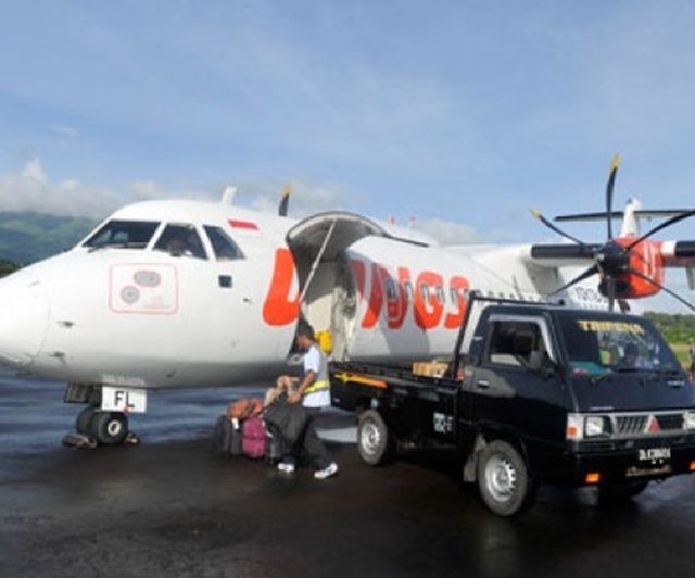 Dokumentasi para pemakai jasa penerbangan turun dari kabin ATR-72 Wings Air di Bandara Naha, Tahuna, Kabupaten Kepulauan Sangihe, Sulawesi Utara, Sabtu, 24 Januari. Foto oleh Andika Wahyu/ANTARAw 
