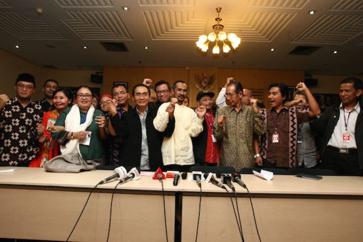 SAVE KPK. KPK officials and antigraft activists raise hands together in a show of solidarity after their press conference on Friday afternoon. Photo by Gatta Dewabrata/Rappler 
