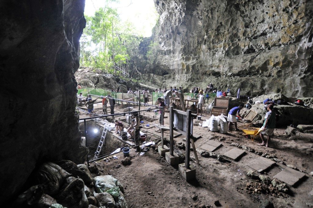 Diggings in Philippine cave find new early human species